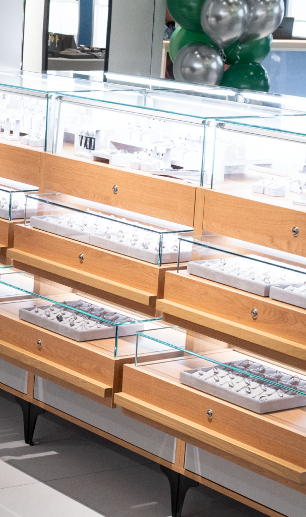 Витрины нового магазина Славия