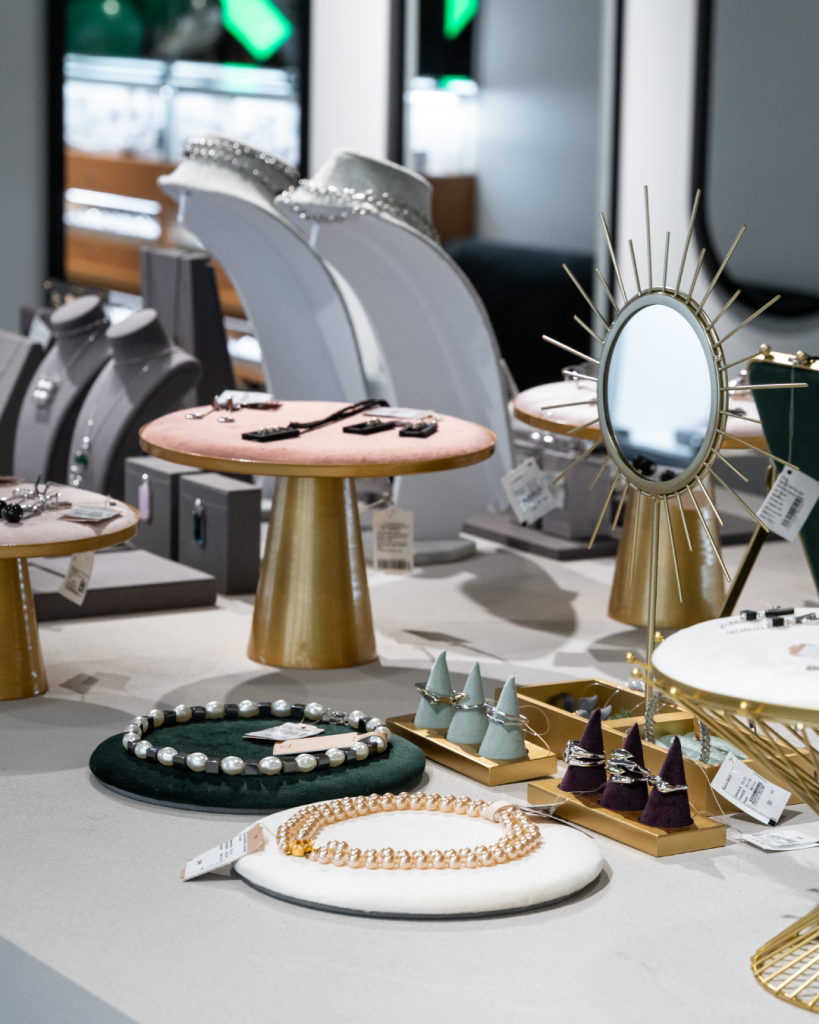 Детали открытой витрины в Славия