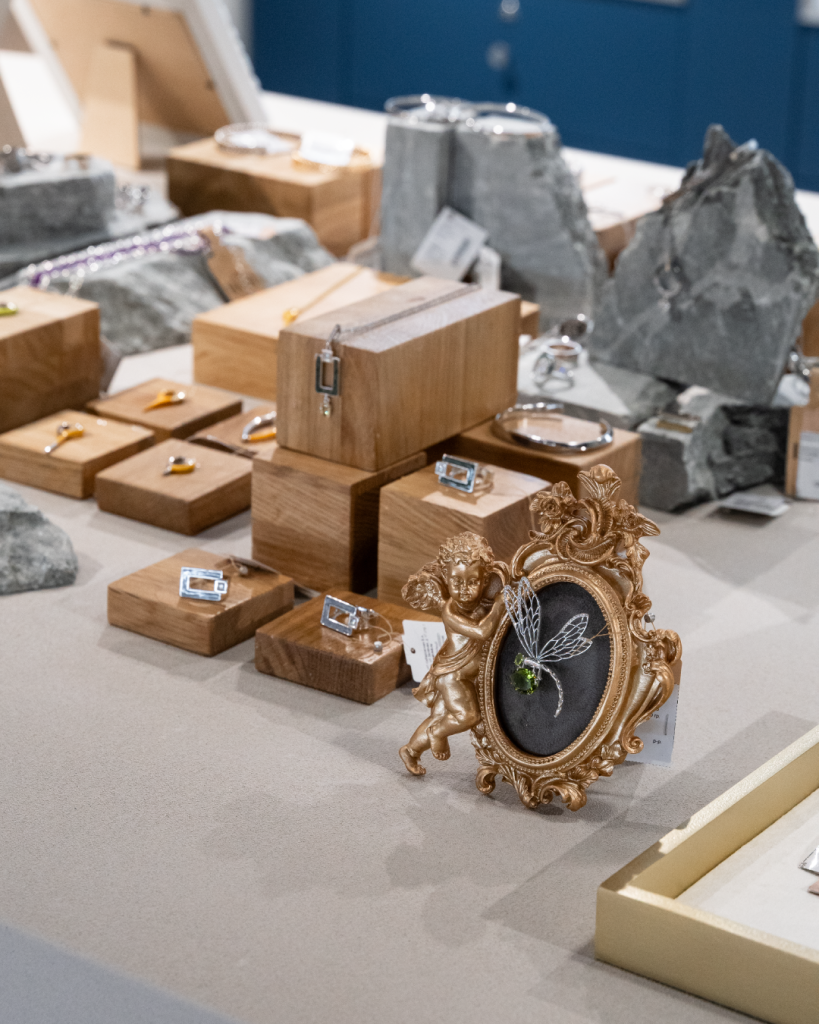 Подробнее об открытой витрине в Славия