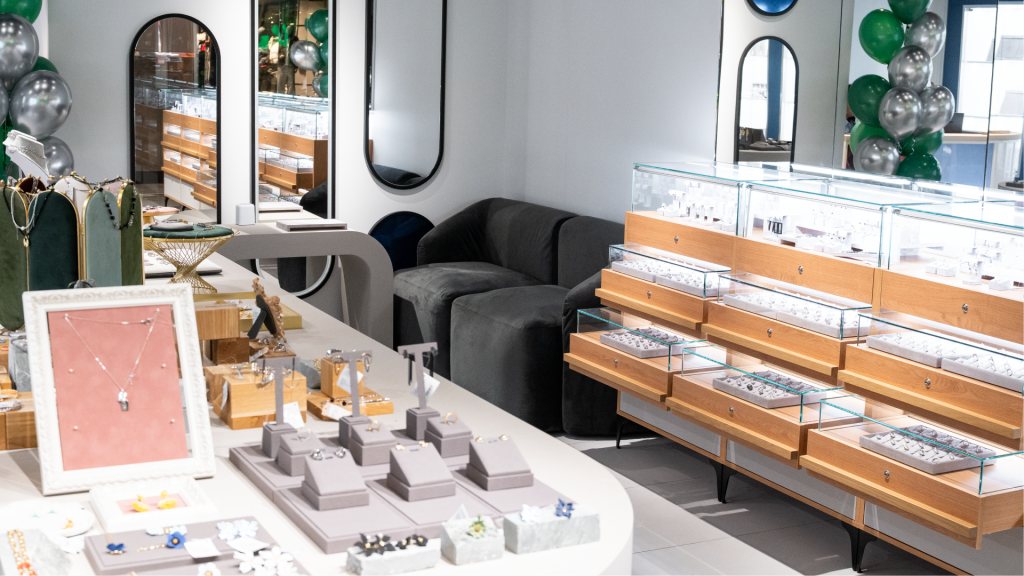 Открытая витрина в Славия